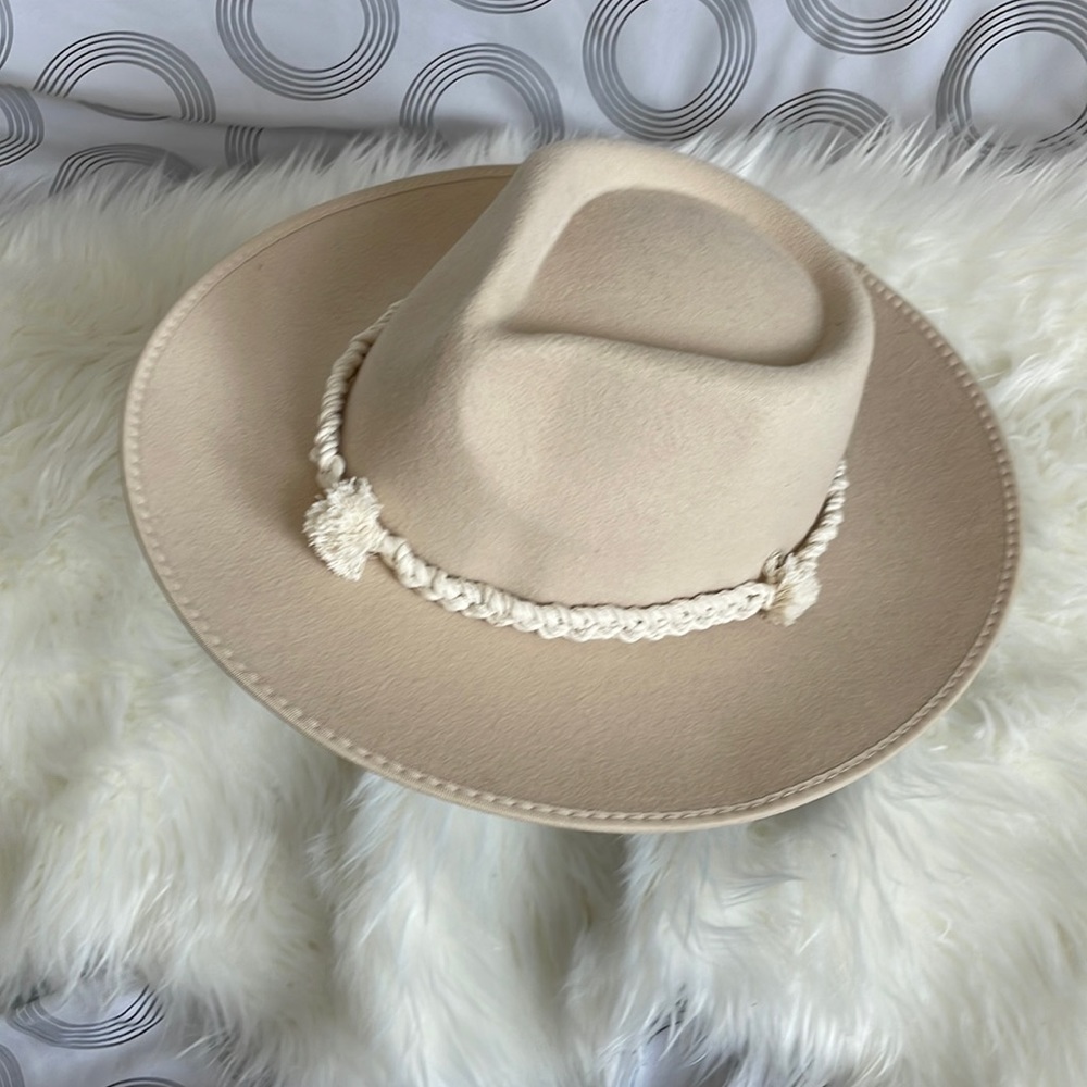 Cream/tan/sand felt fedora hat